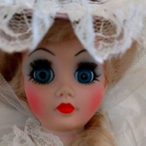 Madame Alexander Elise #1685 17" Bridal doll in her original box